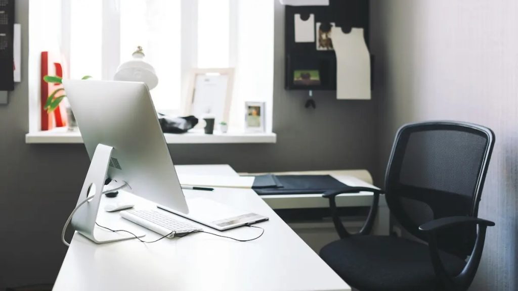 Qui devrait avoir le premier choix de bureaux. Image de bureau.