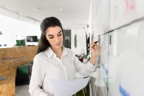 Les horaires sur un tableau blanc